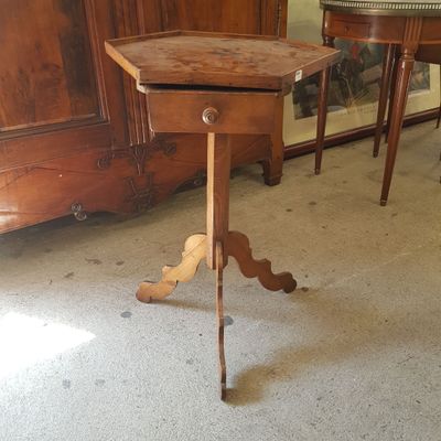 une petite table en bois avec un miroir dans un coin