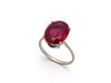 une bague en rubis et diamants