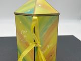 une petite boîte jaune surmontée d'une boule bleue