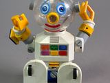 un robot jouet posé sur une table