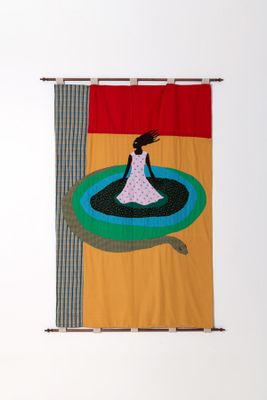 une image représentant une tenture murale sur laquelle figure le portrait d'une femme en robe blanche