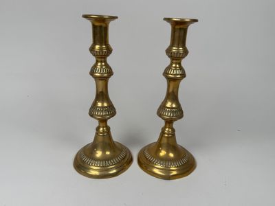 paire de chandeliers anciens en laiton sur fond blanc