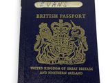 un gros plan d'un passeport britannique sur fond blanc