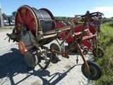 une image représentant un tracteur avec un tuyau fixé à l'arrière