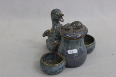 deux petits vases placés l'un à côté de l'autre