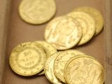 beaucoup de pièces d'or posées sur un plateau