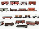 beaucoup de petits trains qui circulent sur les rails
