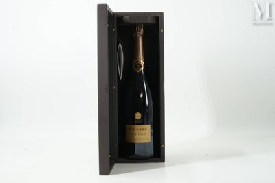 une bouteille de champagne dans un coffret en bois sur fond blanc