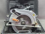 une mallette à outils contenant une scie circulaire