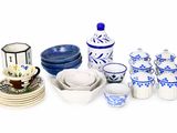 beaucoup d'assiettes et de tasses bleues et blanches