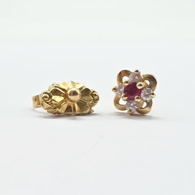 paire de boucles d'oreilles à clous en rubis et diamants