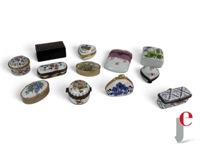 a lot of small boxes that are sitting on a table
