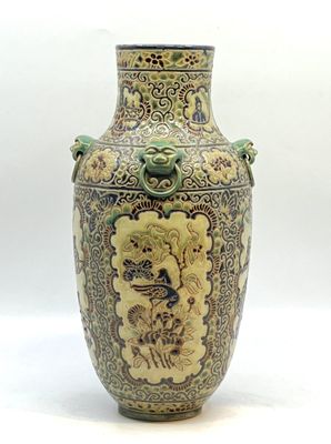 un grand vase orné d'un dragon, posé sur une table