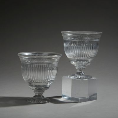 deux vases en verre posés sur une table