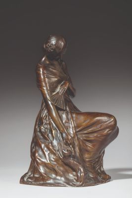 statue en bronze représentant une femme assise sur un rocher, les mains posées sur les genoux