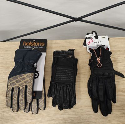 deux gants et une paire de gants posés sur une table