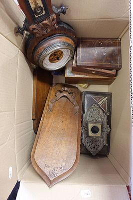 une boîte en carton contenant une horloge et d'autres objets