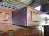 un coffre en bois posé sur une table en bois