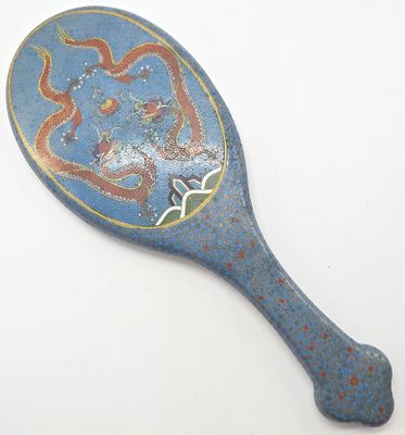 une raquette en bois bleue sur laquelle est représenté un dragon