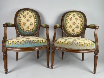 paire de chaises anciennes avec des coussins rembourrés à motifs floraux