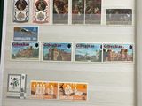 la photo d'un livre avec des timbres