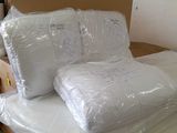 beaucoup d'oreillers sur un lit dans une chambre