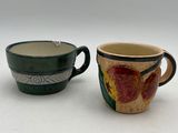 deux tasses à café posées l'une à côté de l'autre sur une table