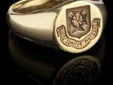 une image représentant une chevalière en or ornée d'un blason