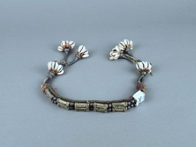 un gros plan sur un bracelet orné de fleurs