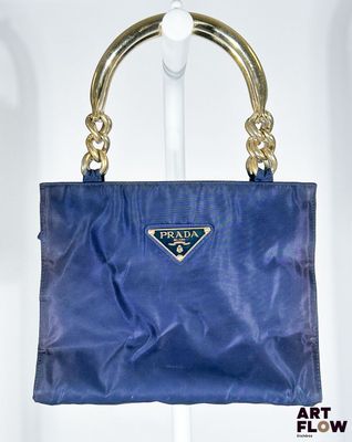 sac à main Prada en satin bleu avec des finitions dorées