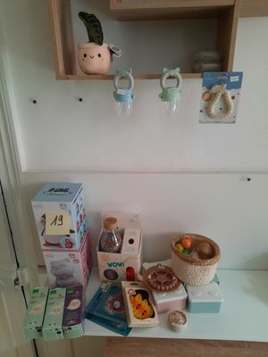 une petite table sur laquelle sont posés des jouets, dans une pièce