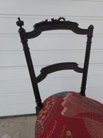 Petite chaise en bois noirci, le dossier à décor d’un nœud e… (photo 2)