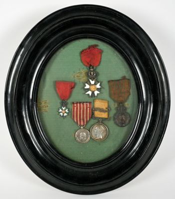 une photo d'une photo d'une photo d'une médaille