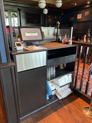 un bureau avec un ordinateur dans le coin d'une pièce