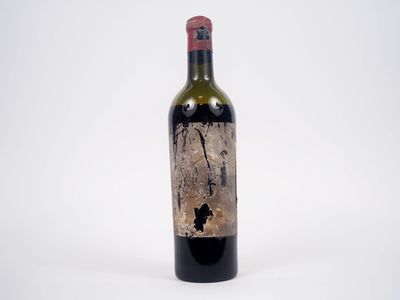 une bouteille de vin posée sur une table