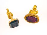 une paire de boucles d'oreilles en or et en améthyste sur fond blanc