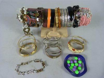 de nombreux types de bracelets et de bagues posés sur la table