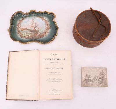 un livre ouvert posé sur une table, à côté d'une petite boîte