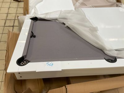 une table de billard posée à même le sol