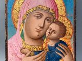 une peinture représentant une femme tenant un enfant dans ses bras