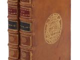 un ensemble de livres anciens composé de deux livres superposés