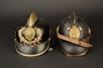 une paire de casques ornés de motifs dorés sur fond noir