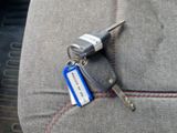 une clé de voiture fixée au siège arrière d'une voiture