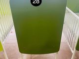une chaise verte et blanche sur laquelle est inscrit un numéro