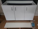 une armoire blanche à deux portes, avec un tiroir en dessous