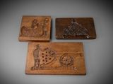 trois plaques en bois représentant une calèche et un homme dans une calèche tirée par des chevaux