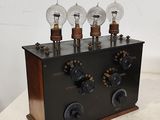 une petite boîte en bois surmontée de quatre ampoules