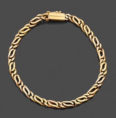 un bracelet en or à maillons gourmette