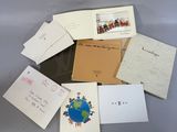 beaucoup de cartes et d'enveloppes posées sur une table