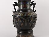 un vase noir orné d'un motif doré et bleu